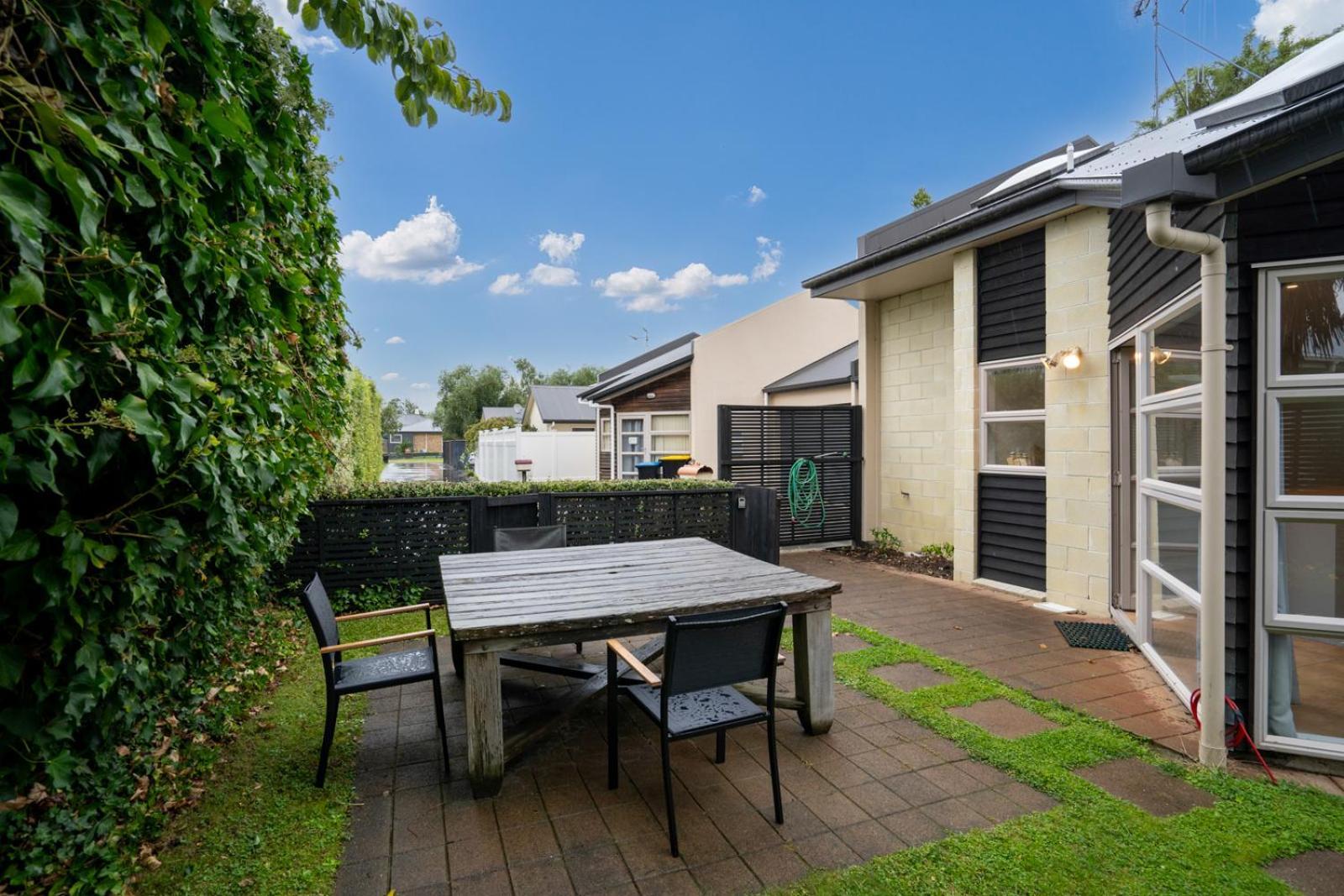 Sunny, Quiet, 2-Bedroom Unit In Fabulous Location! Cambridge Bagian luar foto