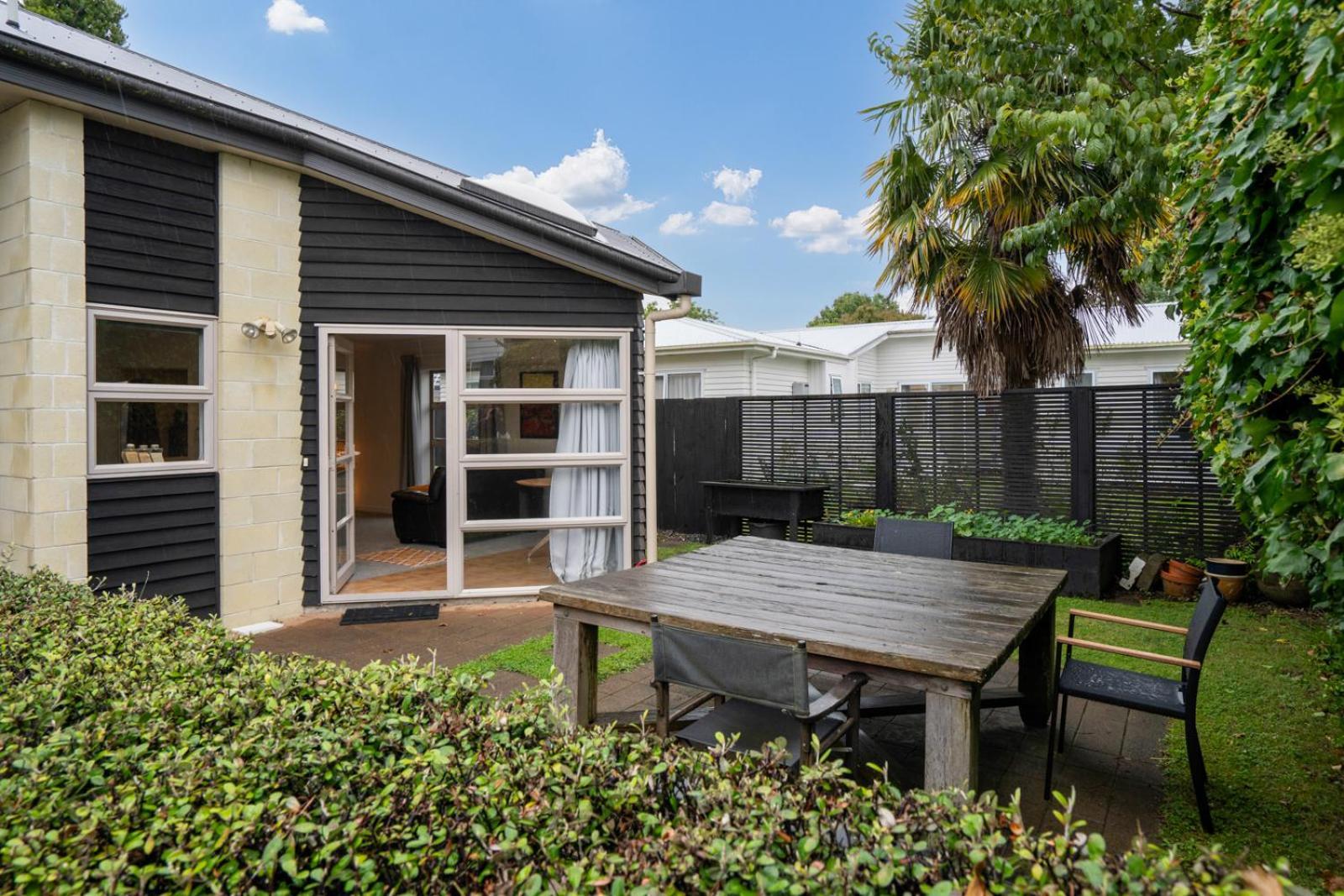 Sunny, Quiet, 2-Bedroom Unit In Fabulous Location! Cambridge Bagian luar foto