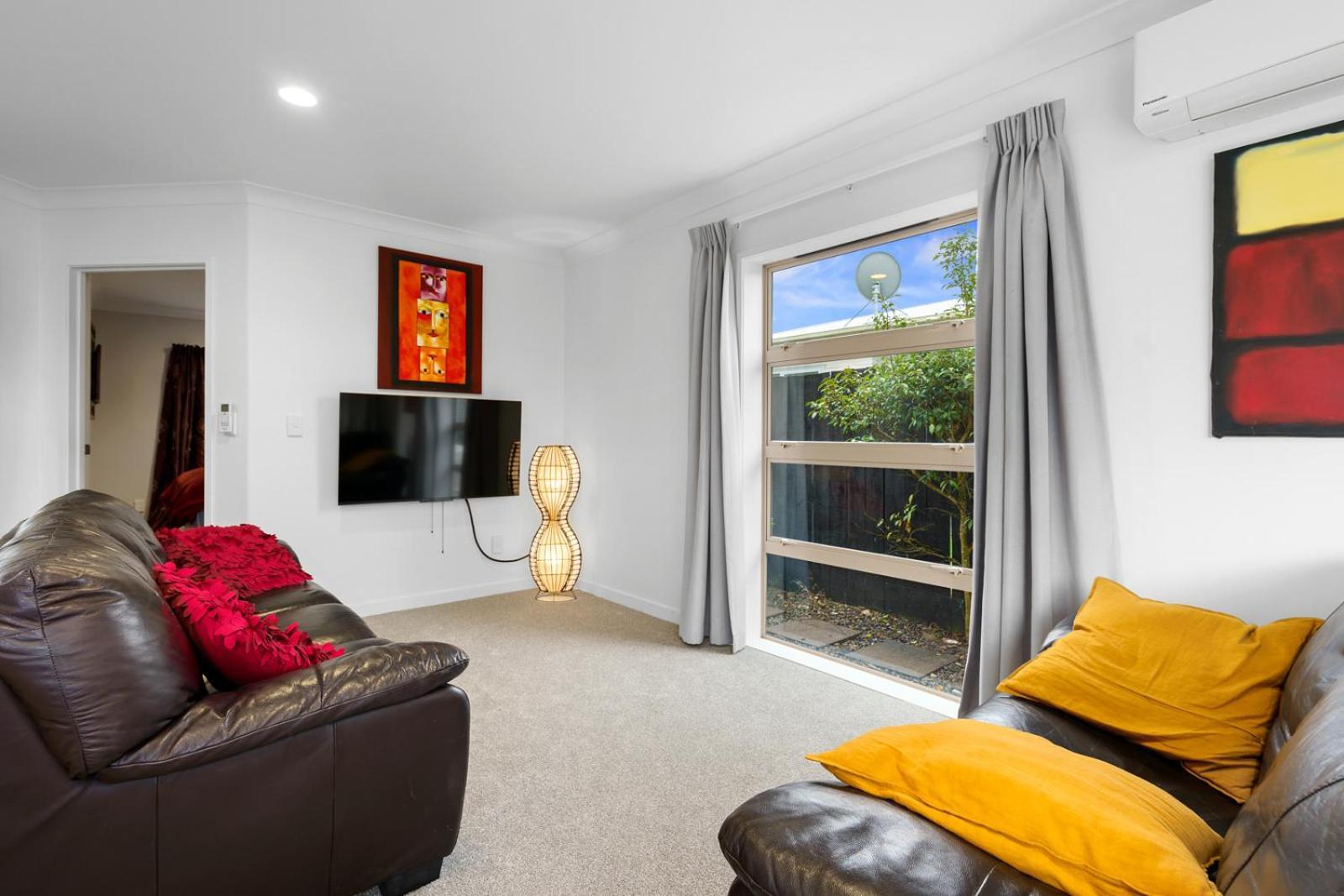Sunny, Quiet, 2-Bedroom Unit In Fabulous Location! Cambridge Bagian luar foto