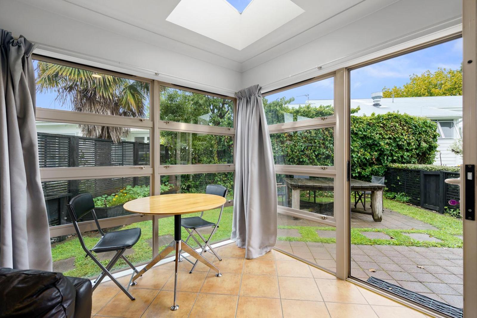 Sunny, Quiet, 2-Bedroom Unit In Fabulous Location! Cambridge Bagian luar foto