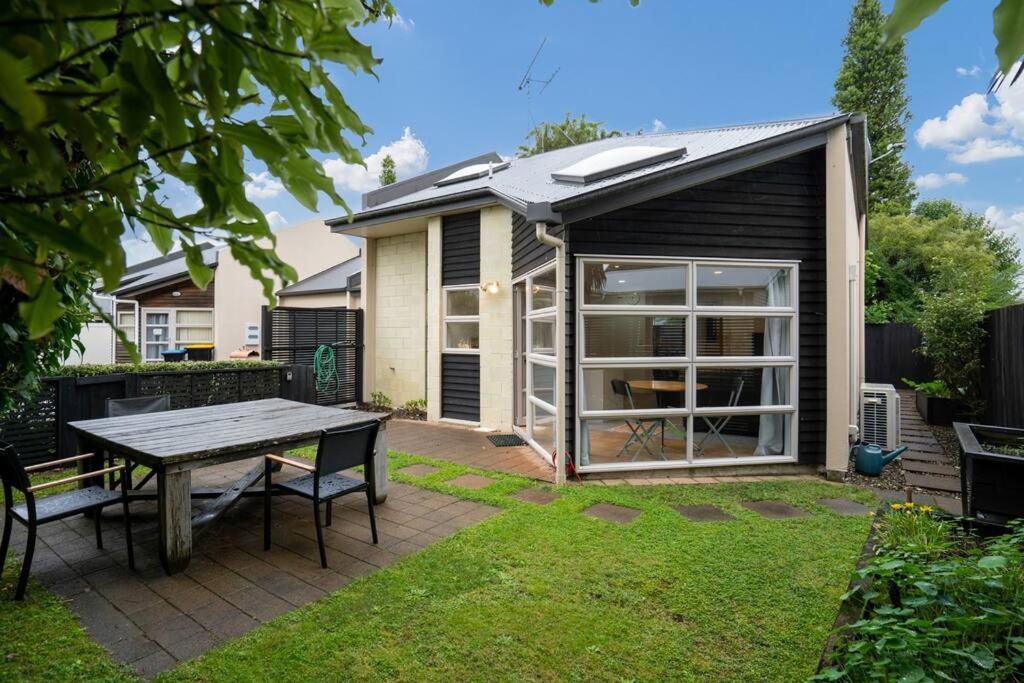 Sunny, Quiet, 2-Bedroom Unit In Fabulous Location! Cambridge Bagian luar foto