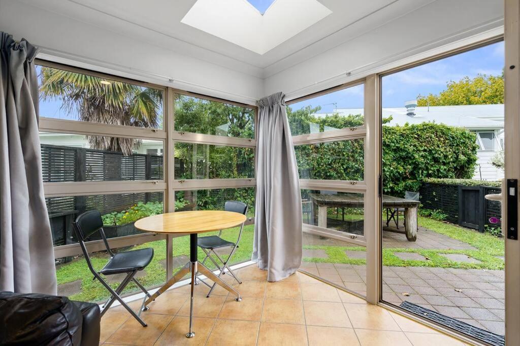 Sunny, Quiet, 2-Bedroom Unit In Fabulous Location! Cambridge Bagian luar foto